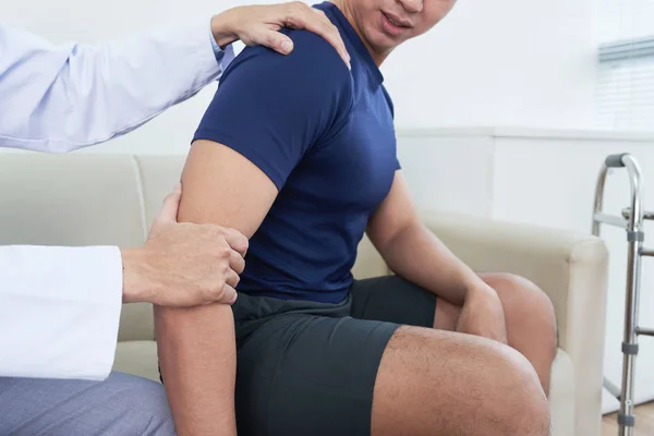 Geschnittenes Bild Eines Osteopathen Der Den Arm Eines Männlichen Patienten — Stockfoto