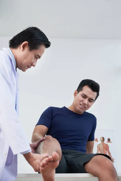 Médico Examinando Paciente Que Sofre Dor Intensa Perna — Fotografia de Stock