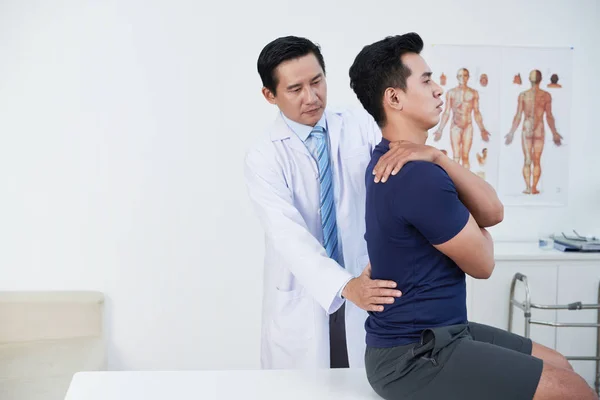 Ouder Osteopaat Betasten Lage Rug Van Patiënt Zijn Kantoor — Stockfoto