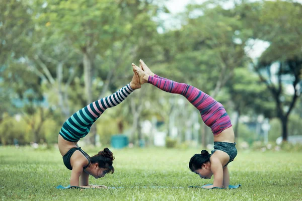 Young Vietnamese Women Touching Feet Each Other Doing Handstand Local — Stock Photo, Image