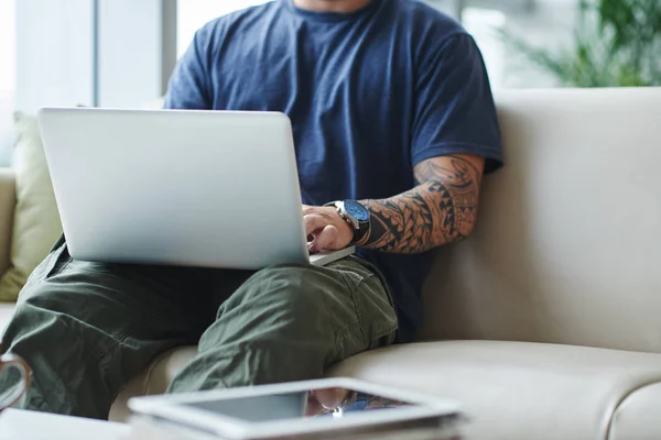 Beskuren Bild Man Koppla Soffan Med Laptop Knä — Stockfoto