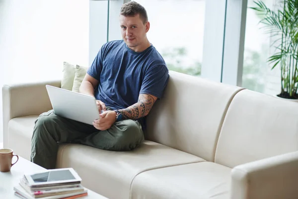 Guapo Joven Blogger Sentado Sofá Sala Estar Edición Vídeo Ordenador — Foto de Stock