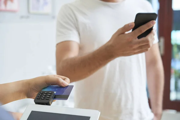 Close Homem Com Telefone Celular Enquanto Mulher Fazendo Pagamento Por — Fotografia de Stock