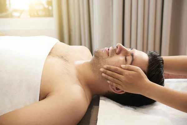 Jovem Deitado Costas Com Olhos Fechados Relaxante Durante Massagem Spa — Fotografia de Stock