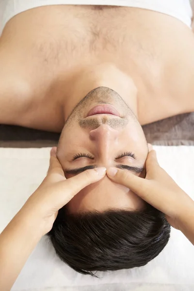 Bonito Jovem Relaxante Com Olhos Fechados Enquanto Terapeuta Massagear Seu — Fotografia de Stock