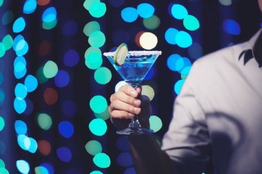 Parti Konuk elinde mavi Margarita