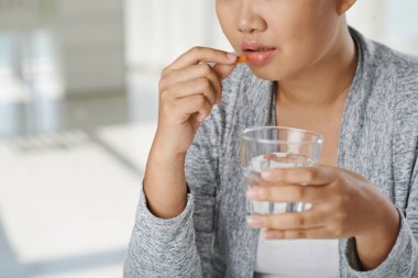 Su ile hap alarak kadın kırpılmış görüntü