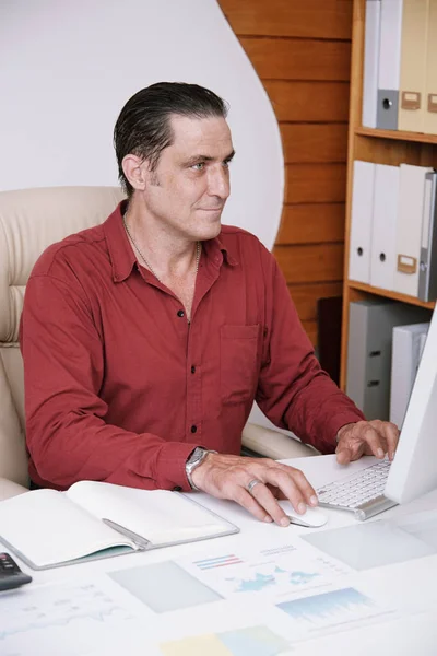 분석가 자신의 테이블에 차트와 문서와 컴퓨터에서 — 스톡 사진