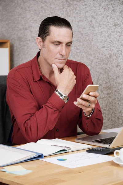 Nachdenklicher Geschäftsmann Reibt Sich Kinn Und Liest Nachricht Smartphone — Stockfoto