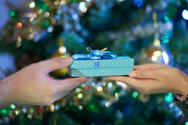 Mãos Mulher Recebendo Presente Natal Forma Seu Namorado — Fotografia de Stock