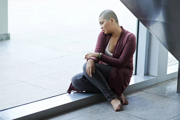 Paciente Com Câncer Sexo Feminino Sentada Chão Chorando Desespero — Fotografia de Stock