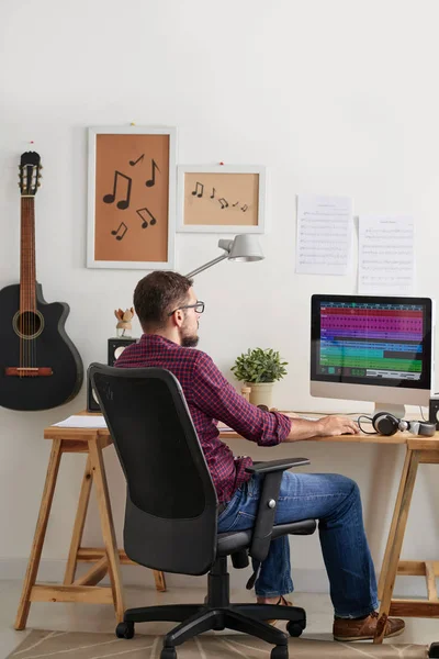 Ingeniero Sonido Componiendo Fonograma Mientras Escribe Ordenador Está Sentado Moderno —  Fotos de Stock