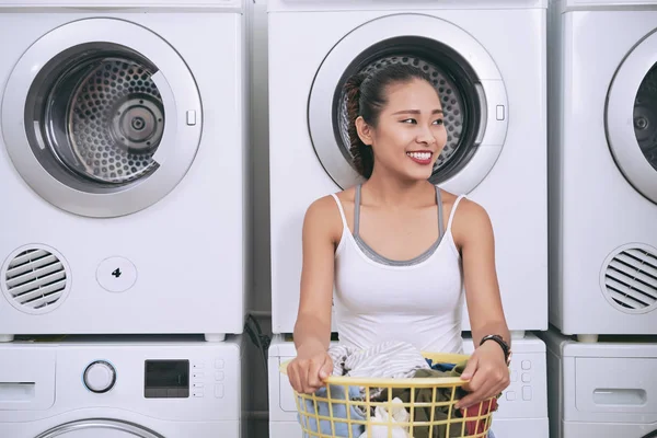 Retrato Joven Vietnamita Feliz Con Cesta Ropa Sucia Pie Lavandería —  Fotos de Stock