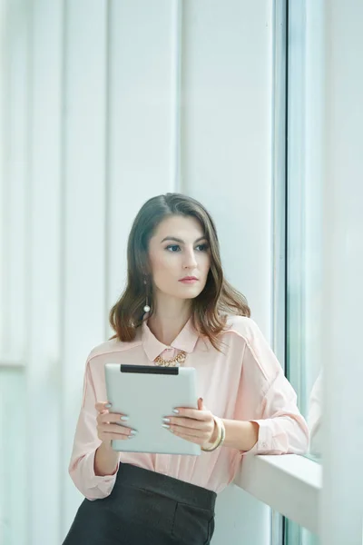 Потрясающая Молодая Предпринимательница Планшетным Компьютером Стоящим Окна Офиса — стоковое фото