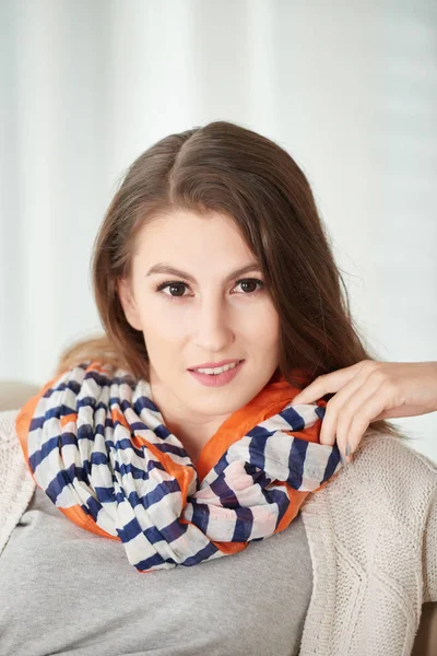 줄무늬 스카프를 여자의 초상화 — 스톡 사진