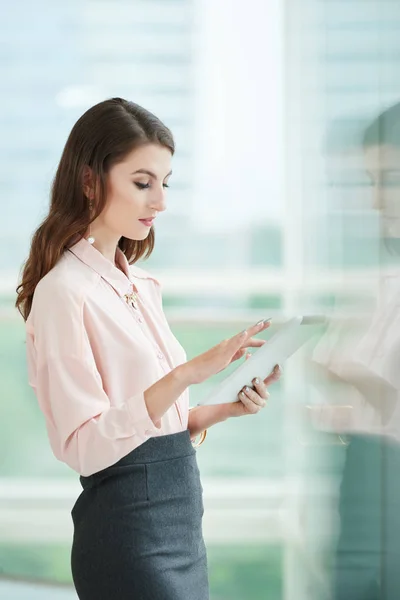 Young Businesswoman Reading Information Tablet Computer — Stock Photo, Image