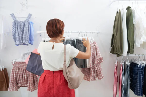 Vista Posteriore Della Giovane Donna Che Sceglie Vestiti Rack Nella — Foto Stock