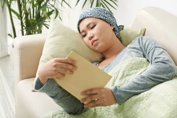 Unavená Mladá Asijská Žena Rakovinou Ležící Pohovce Četla Knihu — Stock fotografie