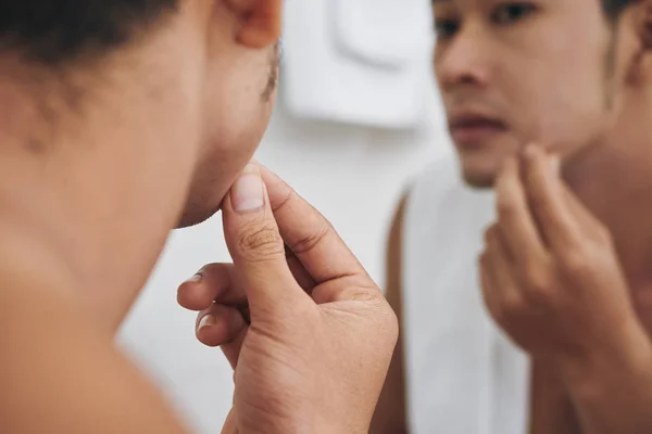 Joven Parado Frente Espejo Del Baño Tocando Barba — Foto de Stock