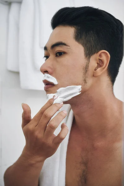 Молода Азіатська Людина Застосування Піни Гоління Обличчі — стокове фото