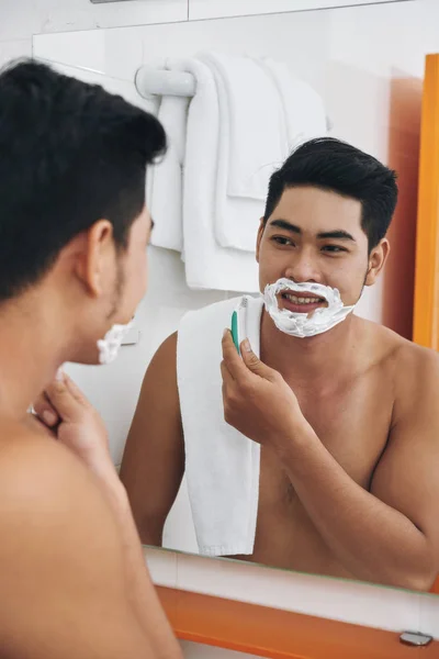 Sorrindo Jovem Asiático Homem Barbear Frente Banheiro Espelho — Fotografia de Stock