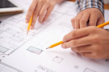 Kalem tutan ve ofiste taslak notlar yapma anonim meslektaşlarının kırpma elleri Closeup çekim