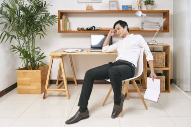 Onun planlayıcısı notları okuduktan sonra kötü duygu sinirli genç Asyalı işadamı vurguladı