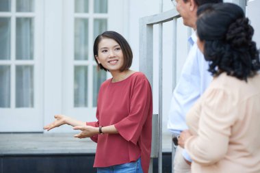 Onun büyük evinde anne davet Oldukça neşeli kadın