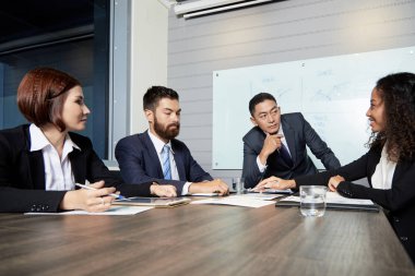 Ciddi çok ırklı şirket üst düzey yöneticileri aylık toplantıya katılıyor