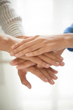 Takım jestinde birbirlerine yatan isimsiz kişilerin kırpma ellerinin yakın çekim çekimi