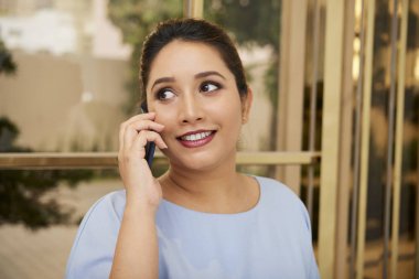 Çekici gülümseyen Hintli girişimci telefon görüşmesine cevap