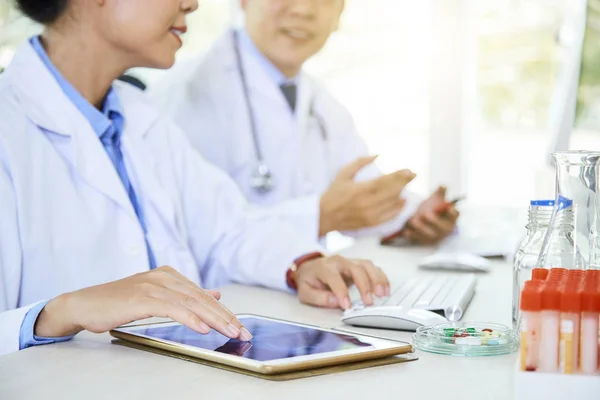 Medico Donna Seduto Tavolo Con Sua Collega Utilizzando Tablet Digitale — Foto Stock