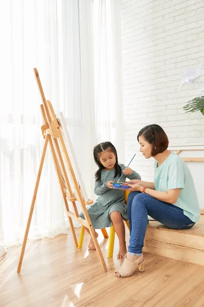 Vue Latérale Enseignant Asiatique Femme Élève Fille Assis Dessin Chevalet — Photo