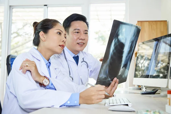 Zwei Asiatische Ärzte Laborkitteln Sitzen Tisch Und Untersuchen Röntgenbilder Team — Stockfoto