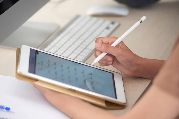 Student Doet Oefening Tablet Bij Voorbereiding Voor Engels Examen — Stockfoto