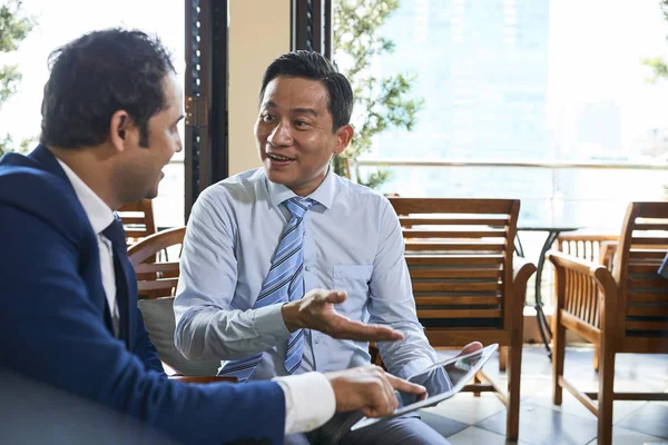 Asiáticos Maduros Hombres Negocios Discutiendo Presentación Tableta Digital Cafetería — Foto de Stock