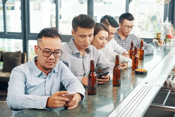 Melhores Amigos Com Garrafas Cerveja Pub Navegando Telefones Celulares — Fotografia de Stock