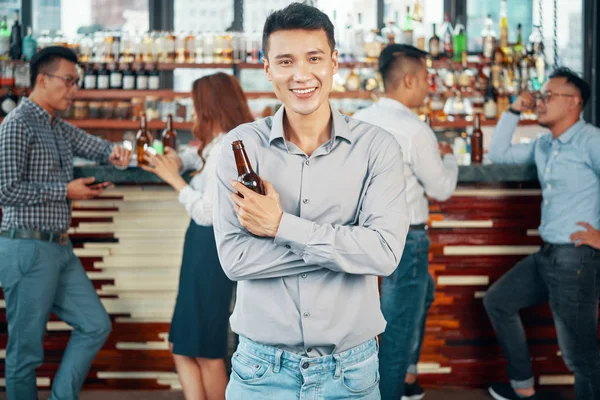 Beste Vrienden Vieren Met Bierflessen Pub Man Kijkt Naar Camera — Stockfoto