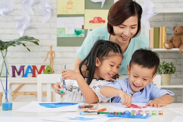 Professor Mulher Assistindo Crianças Asiáticas Divertindo Desenho Classe Desenvolvimento — Fotografia de Stock