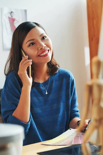 Portret Van Professionele Designer Kleurstalen Die Naar Klant Bellen — Stockfoto