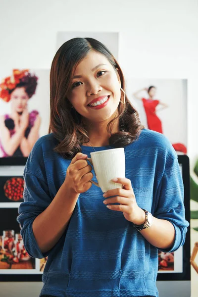 Feliz Talentosa Jovem Vietnamita Com Xícara Chá — Fotografia de Stock