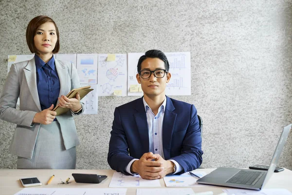 Knappe Jonge Vietnamese Zakenman Zijn Mooie Assistent Kijken Naar Camera — Stockfoto