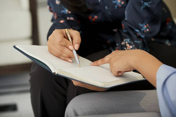 Hands Female Entrepreneur Discussing Plans Appointments Meeting — Stock Photo, Image