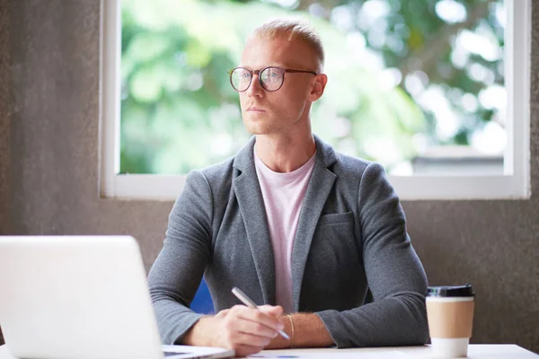 Porträtt Seriösa Självsäkra Entreprenör Glasögon Tänkande Och Anteckningar Planner — Stockfoto