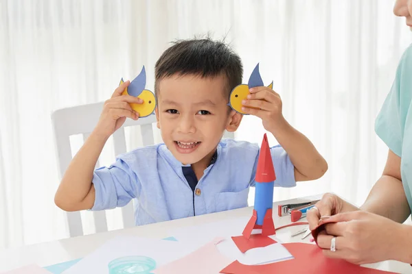 Joyeux Jeune Asiatique Garçon Avoir Amusant Jouer Avec Papier Oiseaux — Photo