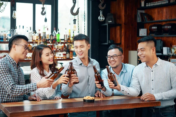 Melhores Amigos Comemorando Com Garrafas Cerveja Pub — Fotografia de Stock