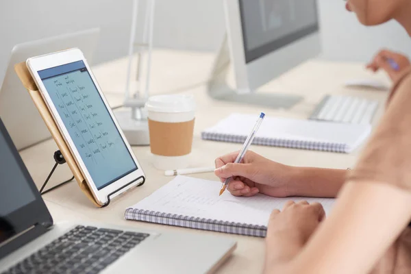 Student Kopiëren Van Gegevens Van Tablet Naar Tekstboek Tijdens Engelse — Stockfoto