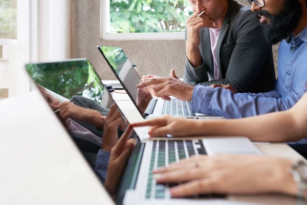 Führungskräfte Arbeiten Laptops Und Diskutieren Projektentwicklung Büro — Stockfoto