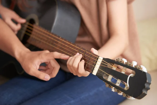 Abgeschnittenes Bild Einer Jungen Frau Beim Besuch Eines Akustikgitarrenkurses — Stockfoto