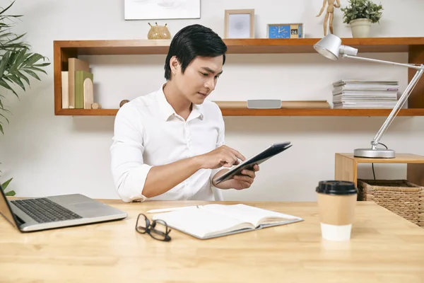 Frowning Vietnam Entrepreneur Analyzing Financial Report Digital Tablet — Stok Foto